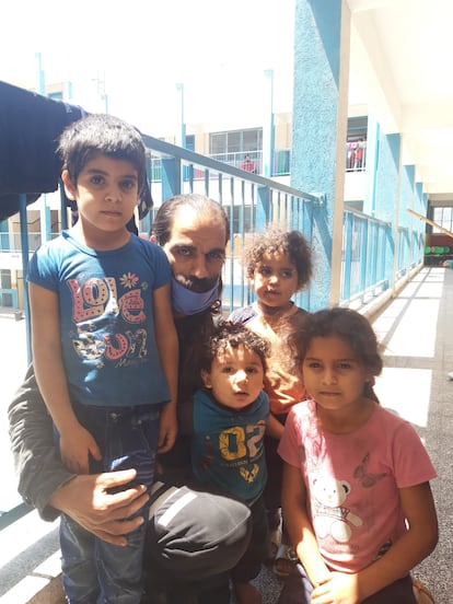 Harb Shokar, junto a sus cuatro hijos, este sábado en Gaza.