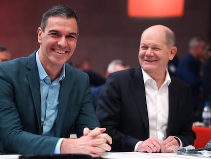 El presidente español, Pedro Sánchez, sentado junto al canciller alemán, Olaf Scholz, este sábado durante el congreso del Partido Socialdemócrata Alemán (SPD).