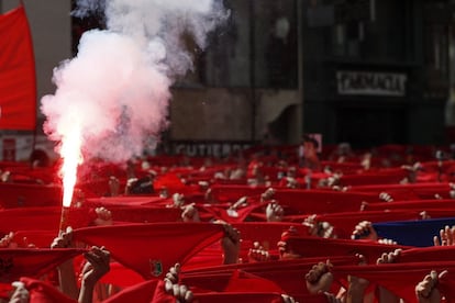 Cientos de personas festejan con sus pañuelos rojos alzados festejan el inicio de las fiestas de San Fermín 2017 tras el lanzamiento del 'txupinazo'.