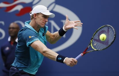 Kevin Anderson, de Sudáfrica, devuelve un disparo de Rafael Nadal.