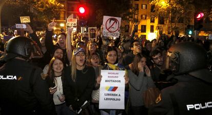 Protesta frente al centro cultural 'Venezuela Diversidad Cultural', este jueves en Madrid.