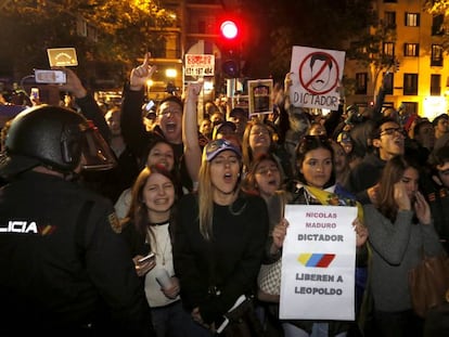 Protesta frente al centro cultural 'Venezuela Diversidad Cultural', este jueves en Madrid.