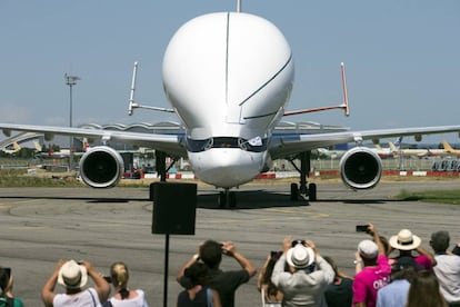 Vista del 'Beluga XL' después de tomar tierra.