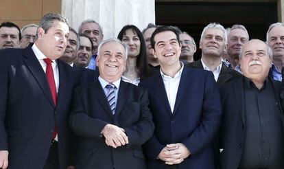 El primer ministro Alexis Tsipras en el centro junto al viceprimer ministro econ&oacute;micoYannis Dragasakis, a la izquierda.