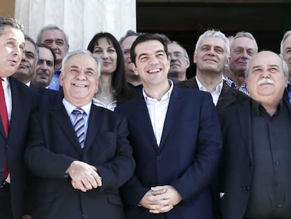 El primer ministro Alexis Tsipras en el centro junto al viceprimer ministro econ&oacute;micoYannis Dragasakis, a la izquierda.