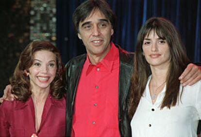 El director de &#39;Sin noticias de Dios&#39;, Agustín Díaz Yanes, con las dos protagonistas, Victoria Abril y Penélope Cruz.