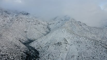 La Cordillera de los Andes repleta de nieve, vista desde la comuna de Peñalolén, en Santiago, este viernes.