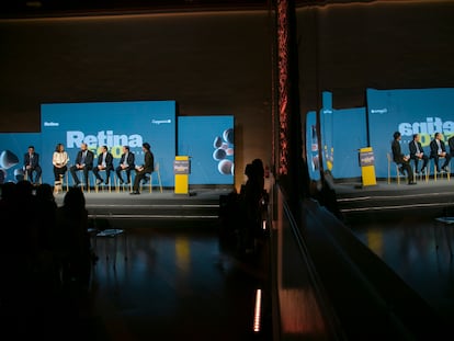 Los galardonados, tras la entrega de premios, junto a Jaime García Cantero, director de Retina.