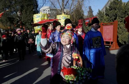 Una mujer actúa en una feria en el parque Daguanyuan, en Pekín (China).