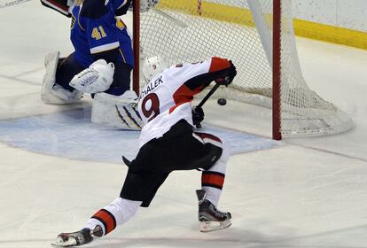 Milan Michalek de los Ottawa Senators marca gol al portero Jaroslav Halac de St. Louis Blues durante el tercer periodo en el Scottrade Center. Los Ottawa Senators derrotaron al St. Louis Blues 5-4.