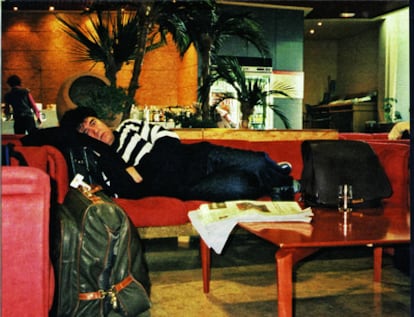 Pedro Almodóvar descansa en el aeropuerto de Barajas en 2000.