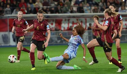 Salma Paralluelo, en el momento de marcar el tercer gol de España, el segundo en su cuenta.