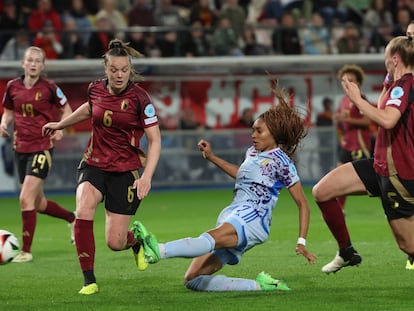 Salma Paralluelo, en el momento de marcar el tercer gol de España, el segundo en su cuenta.