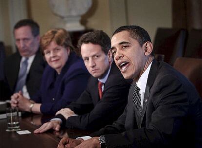 El presidente de EE UU, Barack Obama, junto a su secretario del Tesoro Timothy Geithner y otros asesores económicos hoy en la Casa Blanca