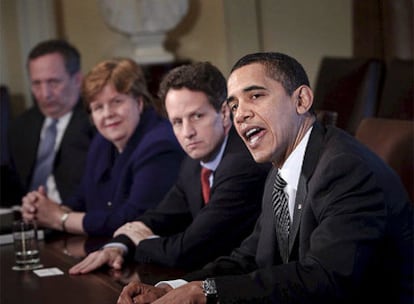 El presidente de EE UU, Barack Obama, junto a su secretario del Tesoro Timothy Geithner y otros asesores económicos hoy en la Casa Blanca