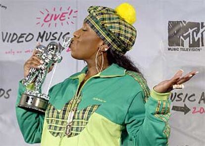 Missy Elliott besa el &#39;astronauta&#39; que ganó por su vídeo &#39;Work it&#39;.