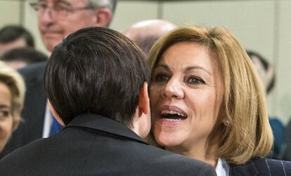 Maria Dolores de Cospedal (d), durante la reunión de ministros de Defensa de la OTAN en Bruselas, el pasado 15 de febrero.