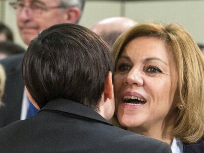 Maria Dolores de Cospedal (d), durante la reuni&oacute;n de ministros de Defensa de la OTAN en Bruselas, el pasado 15 de febrero. 