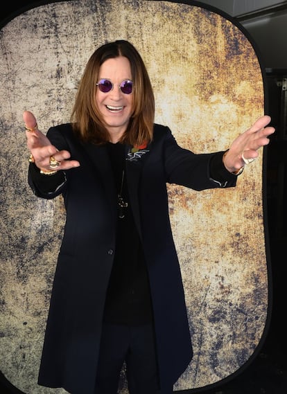 <b>Diagnóstico.</b> Casado con su esposa Sharon desde 1982, parecía que el cantante de Black Sabbath tenía una de las relaciones más sólidas del rock. Pero las apariencias engañan. Ozzy Osbourne (Birmingham, Reino Unido, 1948) no solo le fue infiel a su mujer con incontables mujeres, sino que durante cuatro años tuvo una relación paralela (según él “puramente sexual”) con su peluquera, treinta años menor que él. Cuando se descubrió, su esposa lo abandonó.
<b>Tratamiento.</b> En agosto de 2016 Ozzy reconoció: “Llevo seis años tratando mi adicción al sexo y hacerlo público me sirve para tomarme en serio la terapia”. Estas declaraciones sirvieron para que su mujer volviera a su lado. “No me imagino la vida sin él, a pesar de que sea un perro sucio. Pero va a pagar por lo que me ha hecho”, dijo Sharon, expeditiva. En la actualidad, Ozzy continúa con su terapia y ha pedido perdón, tanto a su esposa, como a todas las mujeres con las que ha estado solo para satisfacer su lujuria.