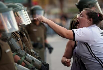 Una mujer discute con un policía antidisturbios durante una protesta contra el Gobierno de Chile en la capital del país.