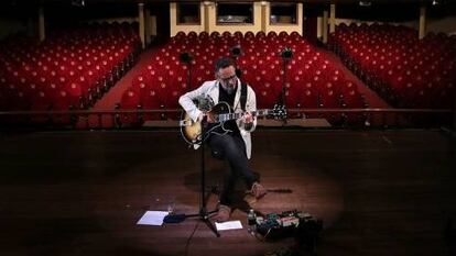 Jorge Drexler, durante su concierto online el pasado 10 de marzo en el Teatro Popular Melico Salazar de San José, Costa Rica, totalmente vacío.