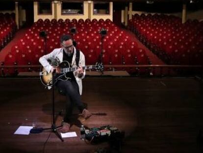 Jorge Drexler, durante su concierto online el pasado 10 de marzo en el Teatro Popular Melico Salazar de San José, Costa Rica, totalmente vacío.