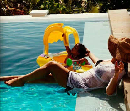 Mariah Carey ha querido mostrar al mundo una escena familiar en la piscina de su casa con su hija Monroe.