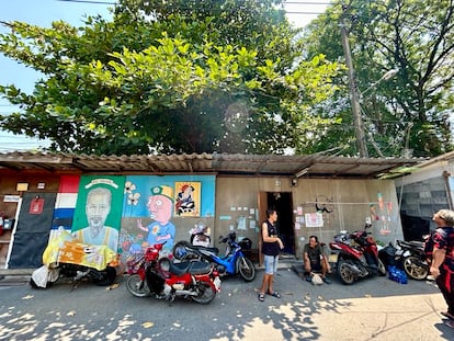 Vecinos del asentamiento de Khlong Toei, donde muchas casas tienen techos de chapa metálica y sufren de forma desproporcionada las altas temperaturas.