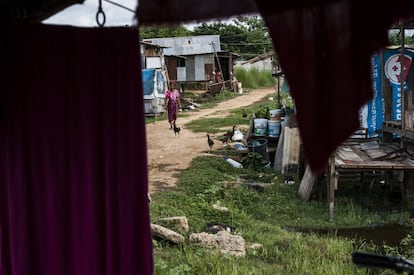 Una vista de la calle desde la casa de Sandar, en las afueras de Mae Sot. En Tailandia existe una línea telefónica para denunciar la violencia doméstica. Sin embargo, hace cinco años el Gobierno pasó de destinarla a los casos de violencia contra las mujeres y los niños (así como a los de tráfico de personas, trabajo infantil y embarazo adolescente) a cualquier problema social, como señala un informe de la Fundación Henrich Böll. Según ese mismo estudio, durante el cierre de marzo y abril, el teléfono de asistencia recibió una avalancha de más de 28.000 llamadas, más del doble que en el mismo periodo del año anterior. La mayoría, sin embargo, eran quejas o consultas sobre la asistencia social y las ayudas económicas del Gobierno. Eso hizo aún más difícil para las víctimas de violencia doméstica acceder a la línea.