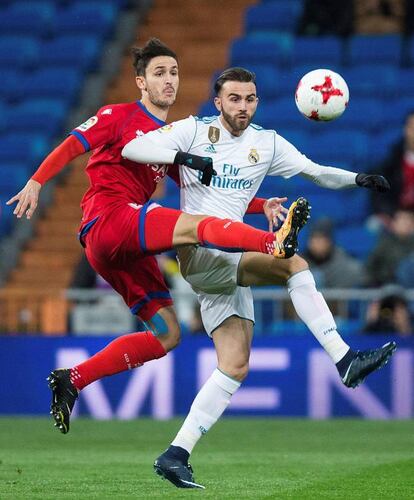 El centrocampita del Real Madrid Marcos Llorente (d) lucha el balón con el defensa Unai Elgezabal, del Numancia.