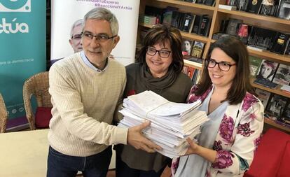 Gaspar Llamazares, junto a las también candidatas de Actúa Montserrat Muñoz y María Garzón, con los avales para las generales.