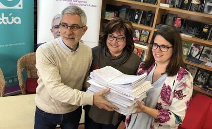 Gaspar Llamazares, junto a las también candidatas de Actúa Montserrat Muñoz y María Garzón, con los avales para las generales.
 