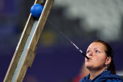 La francesa Sonia Heckel en acción durante los entrenamientos de boccia en el estadio de París Sur Arena el lunes en París, Francia. 