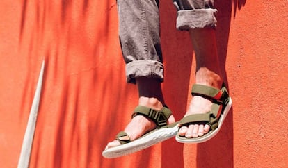 Las sandalias clásicas de Teva han emergido en los últimos años y han llegado a las pasarales de moda.