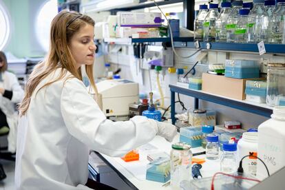 Una investigadora del laboratorio de coronavirus del CNB-CSIC.
