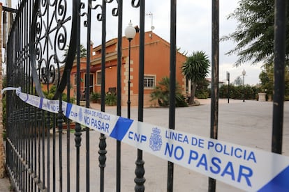 La vivienda donde fueron descubiertos los cuerpos sin vida, en la pedanía de Algoda, este sábado.