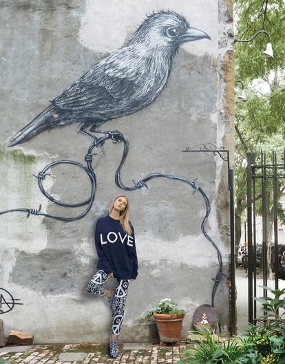 Jersey de punto de con la palabra “Love” (amor) de Michael Kors, pantalones con el símbolo de la paz estampado de Levi’s y botines de cuero de Pura López con ilustraciones de grafitis.