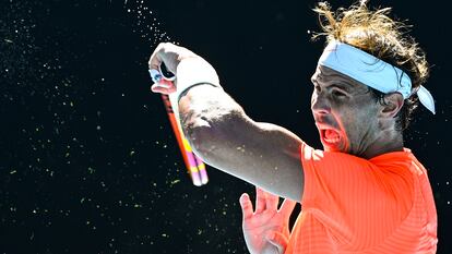 Nadal golpea la pelota durante el partido contra Djere, este martes en la Rod Laver Arena de Melbourne.