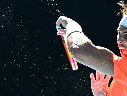 Nadal golpea la pelota durante el partido contra Djere, este martes en la Rod Laver Arena de Melbourne.