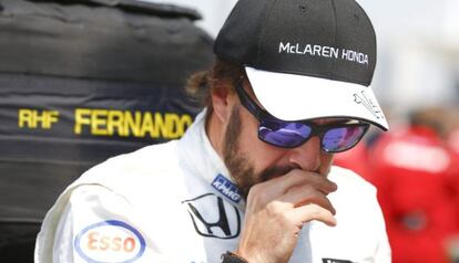 Fernando Alonso, pensativo, en el paddock de Shangai