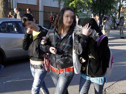La joven Najwa Malha (con capucha) llega al instituto Camilo José Cela de Pozuelo (Madrid) acompañada por dos amigas.