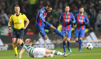 Neymar, diante de Scott Brown, no Celtic Park.