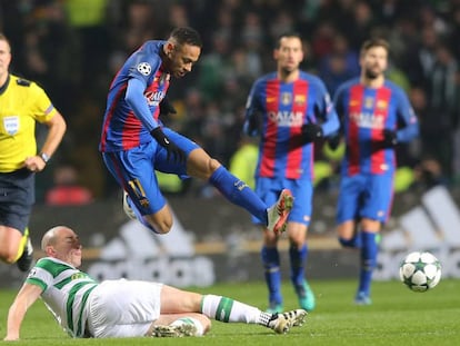 Neymar, diante de Scott Brown, no Celtic Park.