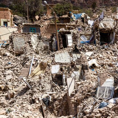 INT 0203 - A villager looks at destroyed houses in Douzrou on September 12, 2023, following a 6.8-magnitude earthquake. Hopes dimmed in Morocco's search for survivors, four days after a powerful earthquake killed more than 2,800 people, most of them in remote villages of the High Atlas Mountains. (Photo by Fadel SENNA / AFP)