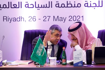 El Secretario General de la Organización Mundial del Turismo, Zurab Pololikashvili (izquierda), y el ministro de Turismo saudí, Ahmed Al Khateeb, el pasado mayo en la apertura de la primera oficina regional del organismo en Riad.