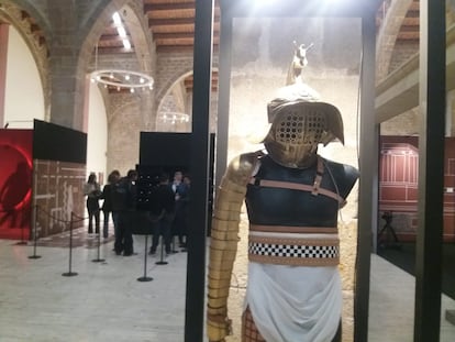 Reproducción de la indumentaria de un gladiador en la exposición.