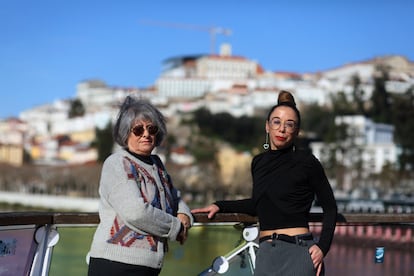Teresa Cunha y, a la derecha, Sara Araújo, dos de las 13 mujeres que acusan a Boaventura de Sousa Santos de acoso en el CES, en Coimbra.