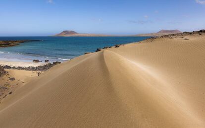 En Lanzarote, desde el mirador de Yé, a 480 metros, se contempla el archipiélago Chinijo. Bajo el Risco es una playa de arena y roca volcánica de difícil acceso.