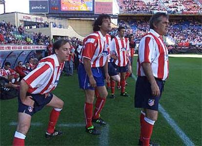 Momentos antes del partido de Liga ante Osasuna, los veteranos del Atlético de Madrid se enfrentaron a un equipo de antiguos jugadores del Athletic de Bilbao. El público vibró con las viejas glorias atléticas pese a los kilos de más que lucieron algunos y pese a la derrota (1-2).