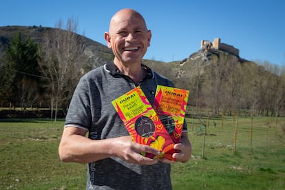 Carlos París, gerente Dulces El Beato, con unas de sus originales tabletas en El Burgo de Osma.
